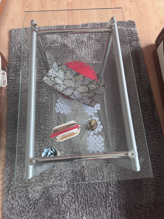 Masuta din sticla si rama metalica