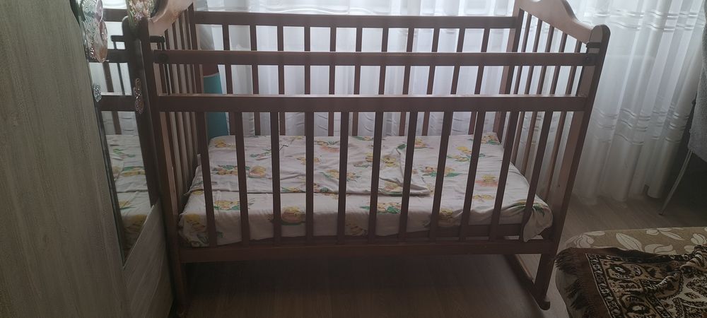 Продам детскую кроватку с матрасом