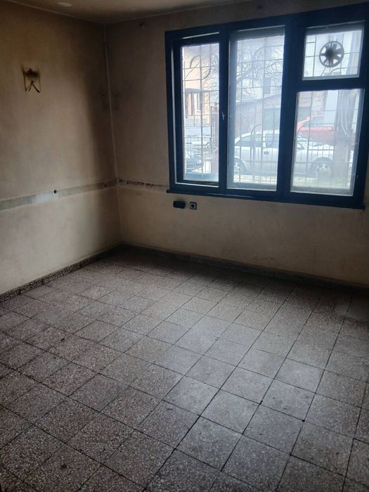 Етаж от къща - ул. Синчец 15, център Перник