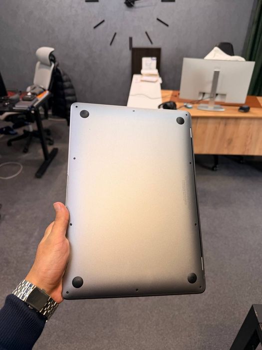 Mac Book Air 2020 
M1
256 gb
Yomkost: 86%
Idela hamma nars