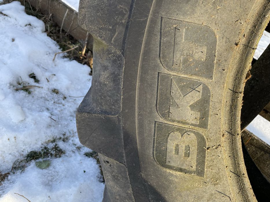 Vând cauciuc BKT 16.9-28