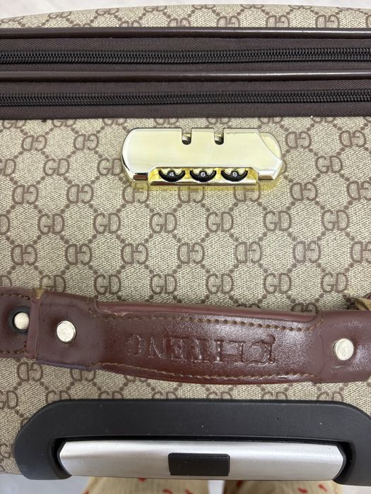 Продам чемодан в отличном качестве