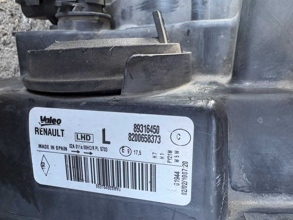 Far  pe partea stanga Renault   Modus 8200658373