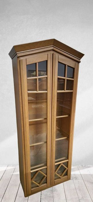 Висок шкаф витрина с осветление от дъбов масив и стъклени плотове
