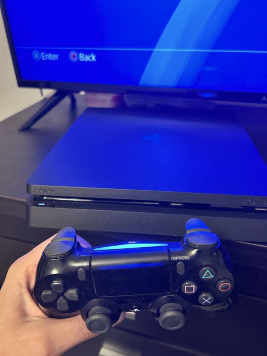 Playstation 4 cu 2 controllere si 4 jocuri
