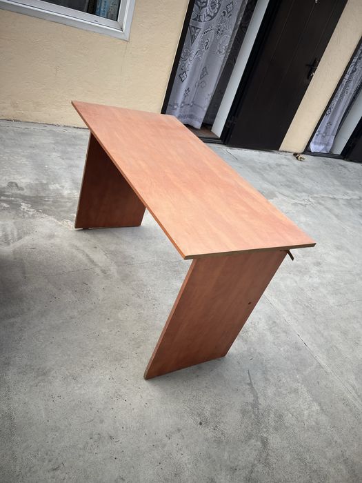 Два офисных стола и думба