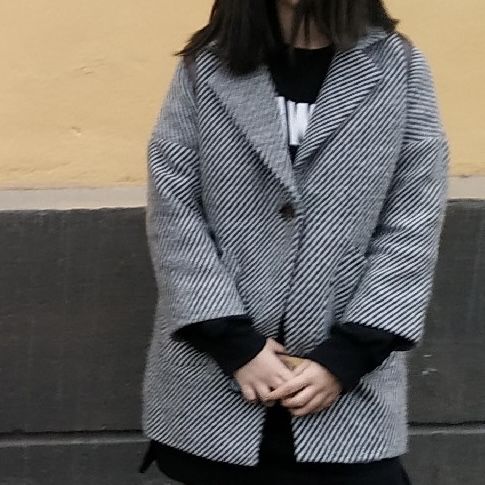 Пальто укороченное в полоску.