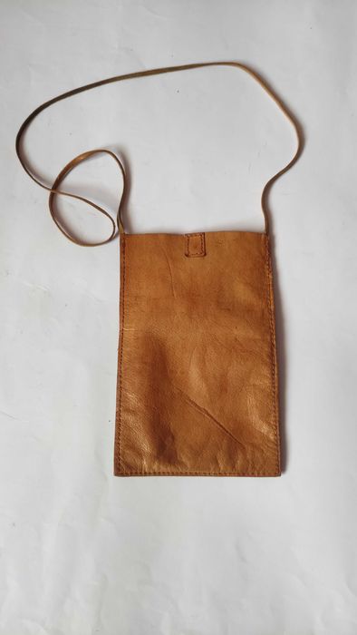 Малка чантичка от естествена кожа за носене на врата