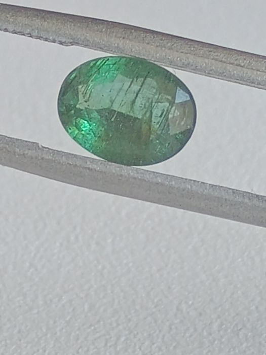 Изумруд с наситен цвят