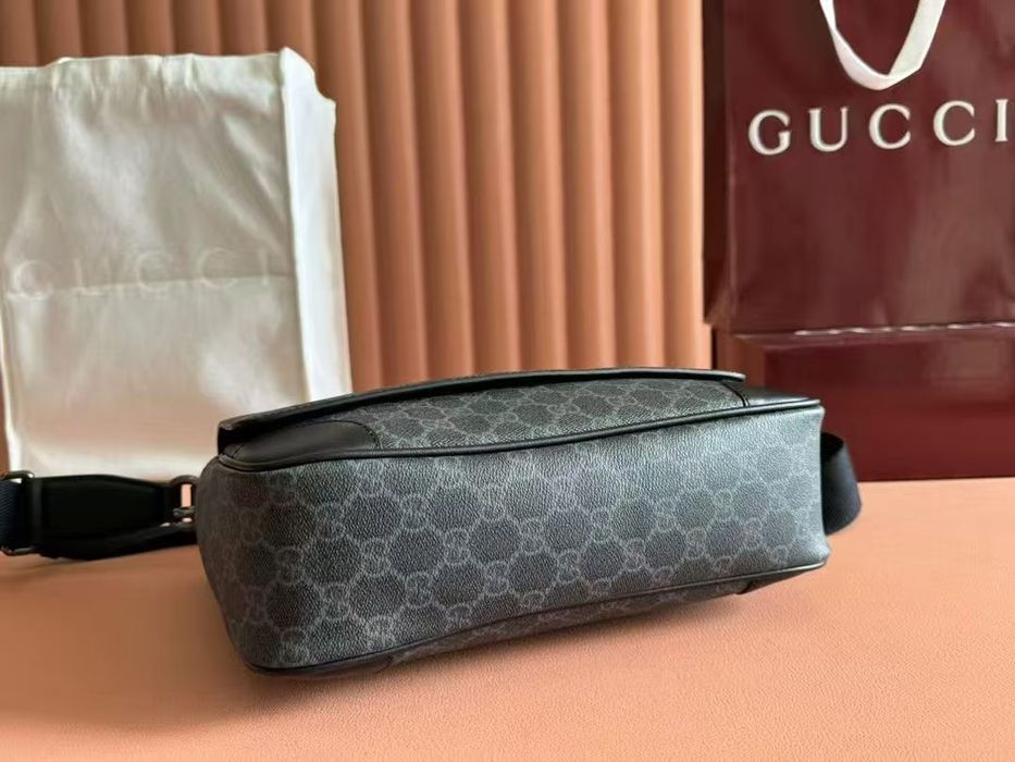 Чанта GG Emblem medium crossbody bag