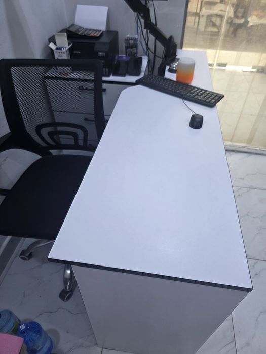 Продаются стелажи стол и тумба на колесах в отличном состоянии.