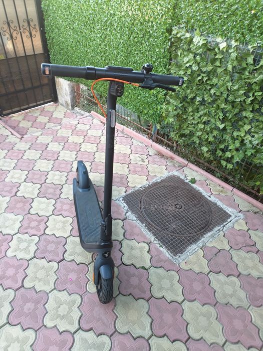 Vând trotineta electrica Ninebot E2 Pro