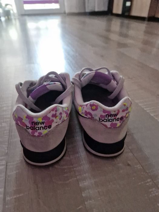 Adidasi dama,detalii la cerere