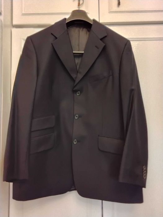 Елегантен мъжки тъмно-син костюм