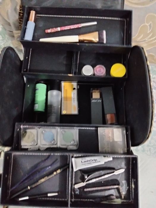 Чемодан с косметикой