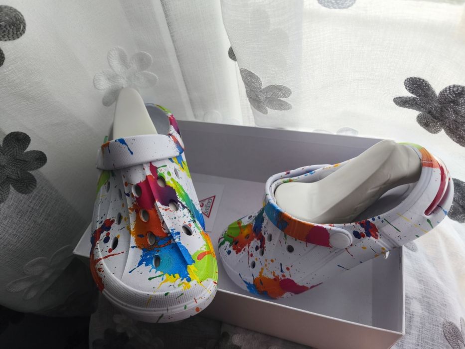 Papuci gen Crocs cu imprimeu multicolor
