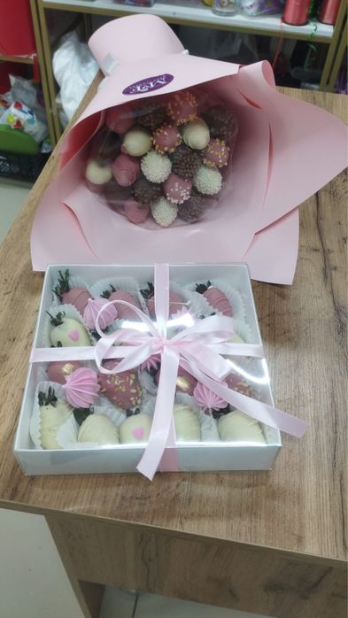 Клубника в шоколаде с цветами