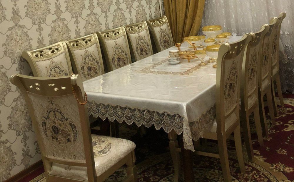 Стол и стулья мебель для гостиной