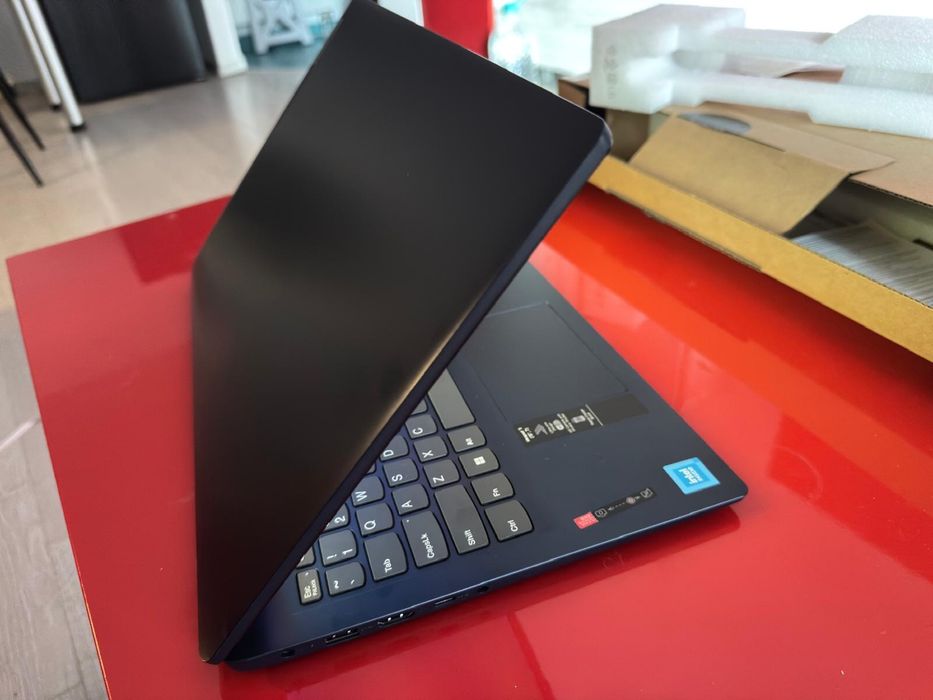 Vând laptop Lenovo