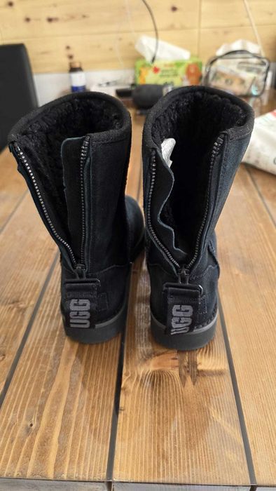 UGG Classic Short Logo Zip Boot lucrati ingust