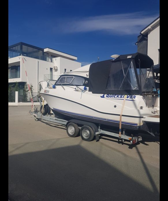 Ansamblu Quicksilver 640 Weekend cu motor Verado 225 cp si peridoc