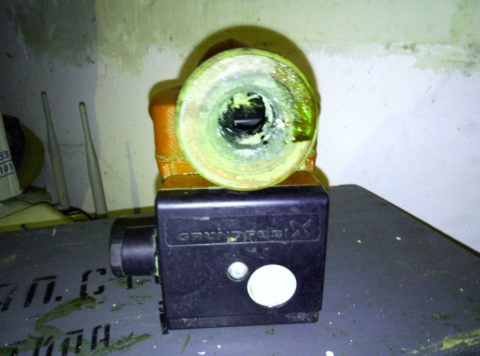 GRUNDFOS Стара Циркулационна ПОМПА и Старо Дървено САНДЪЧЕ