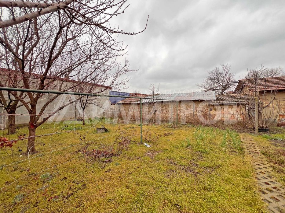 Продава напълно самостоятелна къща с двор в гр. Нови пазар в Добруджанския квартал на града.