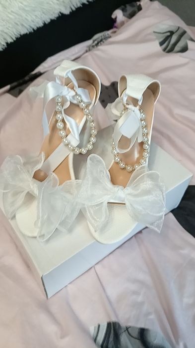 Vând rochie de mireasa purtata  o data și pantofii mireasa