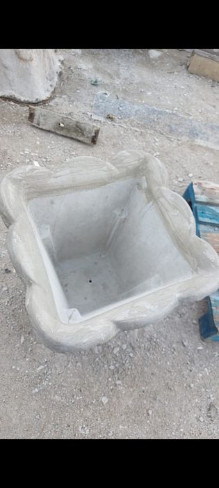 Pitici de gradina si vaze flori din beton