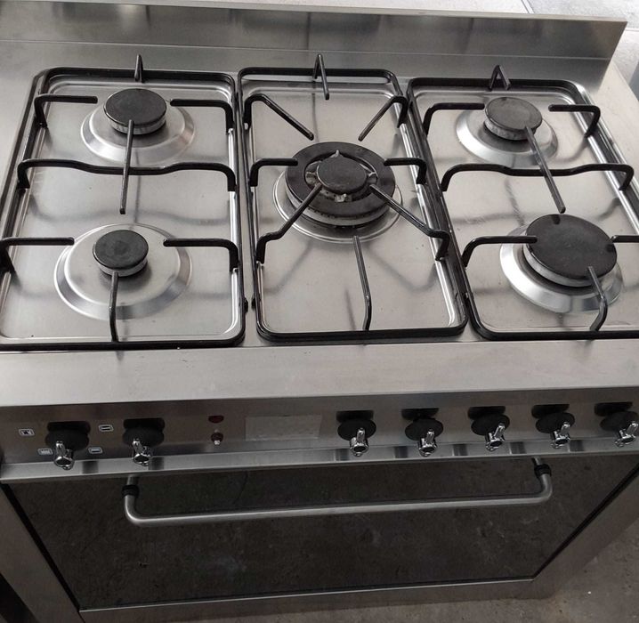 Aragaz profesional cu 5 zone de gatit si cuptor electric