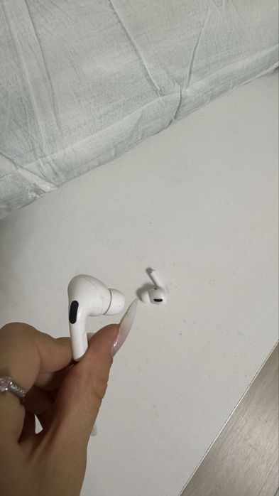 airpods pro два наушника