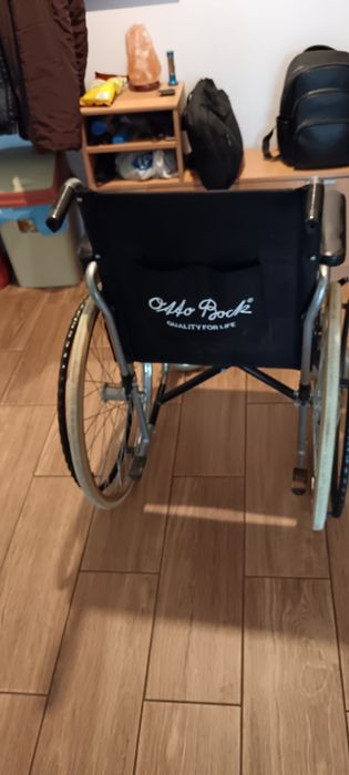 Vand scaun cu rotile