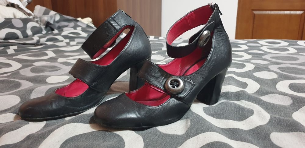 Pantofi cu baretă pe gleznă