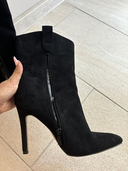 Черни велурени тънки боти