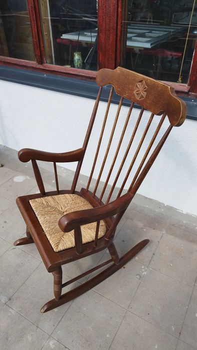 Două balansoare din lemn masiv – stil clasic/vintage