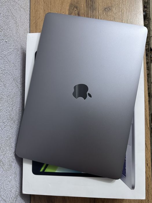 Продам MacBook Pro 13 M1 (2020)