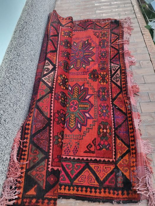 Eski gilam sotiladi