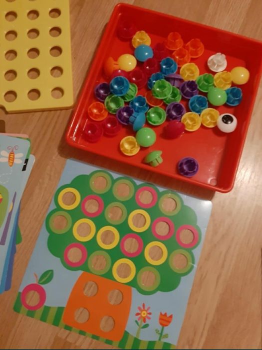 Joc creativ mozaic Button Nail in stare foarte buna, cu cutie