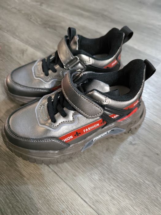 Новые кроссовки. Р. 31