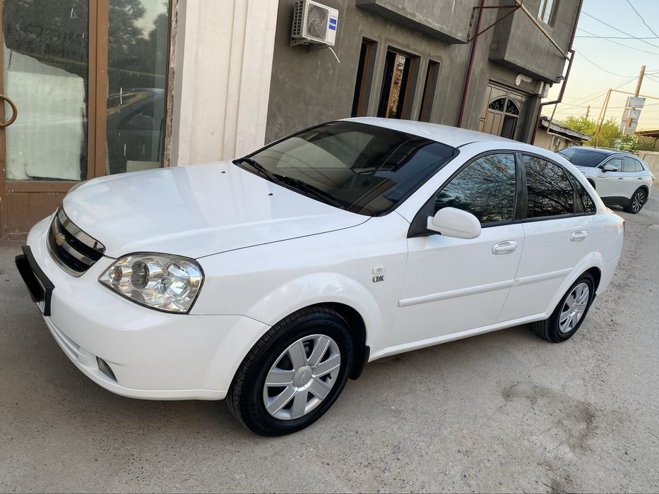 Lacetti 1.8 sotiladi