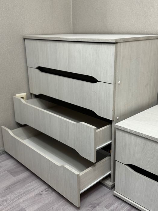 Комод и 2 тумбочки и зеркало