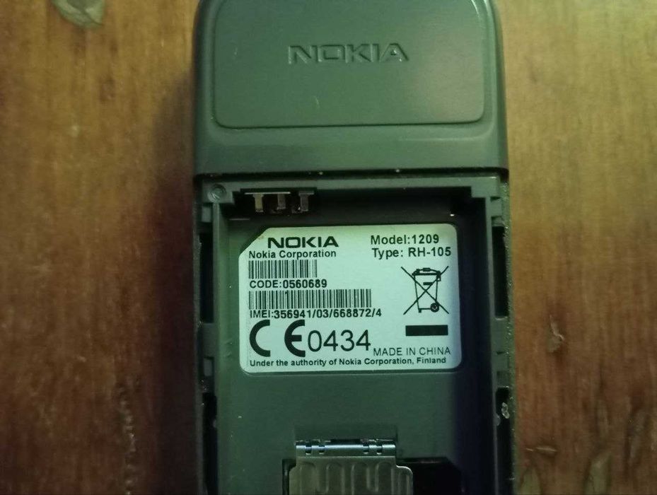 Продам б/у телефон Nokia 1209 (RH-105)