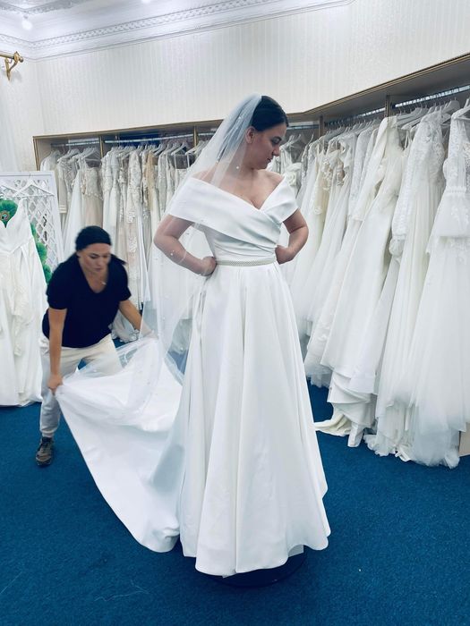 Vand rochie de mireasa Oscar Bride!