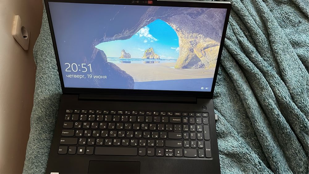 Ноутбук леново v15