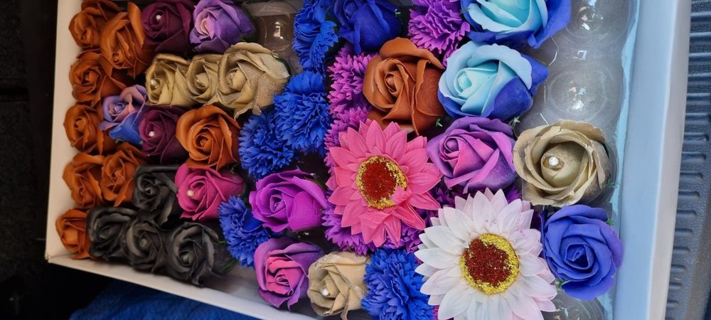 Vând globuri cutii flori și accesorii
