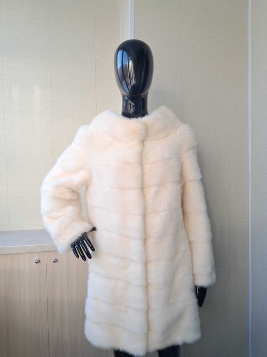 Haina de blana nurcă , vizon divină, incredibil. Culoare alb
