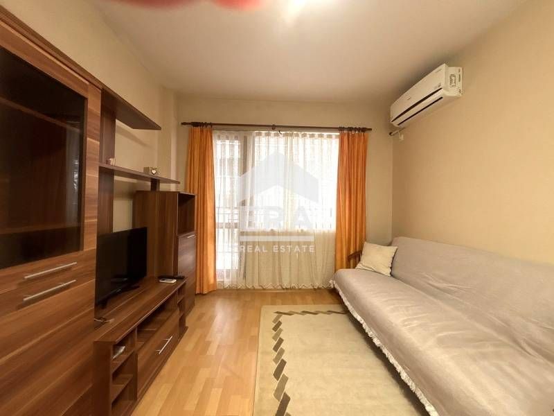 Двустаен обзаведен апартамент под наем, в тухлена сграда, район Окръжн