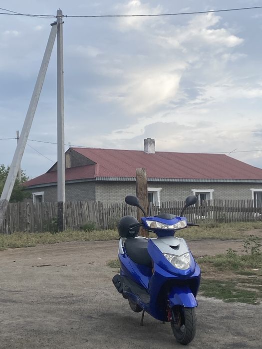 Скутер синего цвета