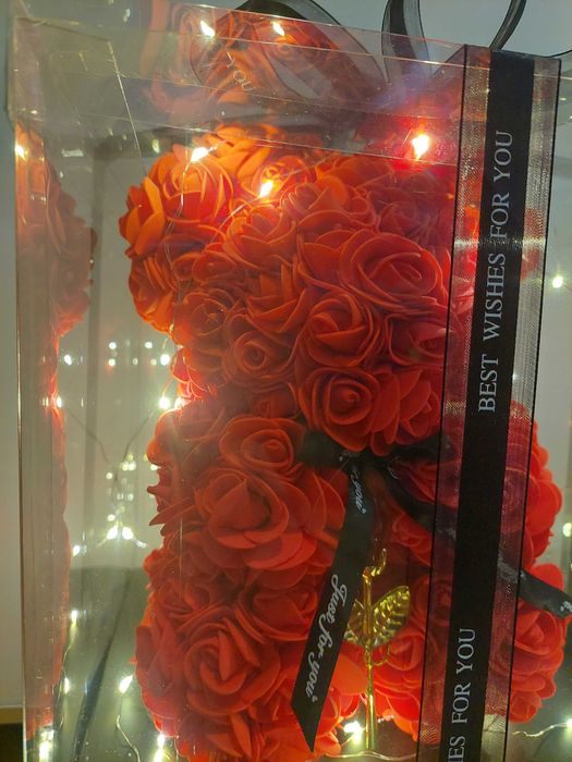 Ursulet rosu din trandafiri cu fundita la gat cu instalatie trandafir