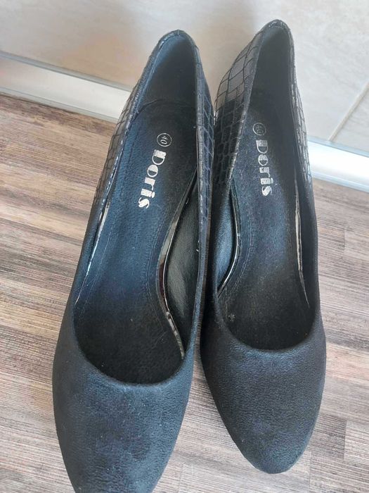 Нови елегантни обувки на дебел ток номер 40